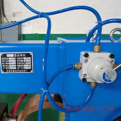 Double-head CNC resistance seam welding locomotive block wheel welding machine nameplate