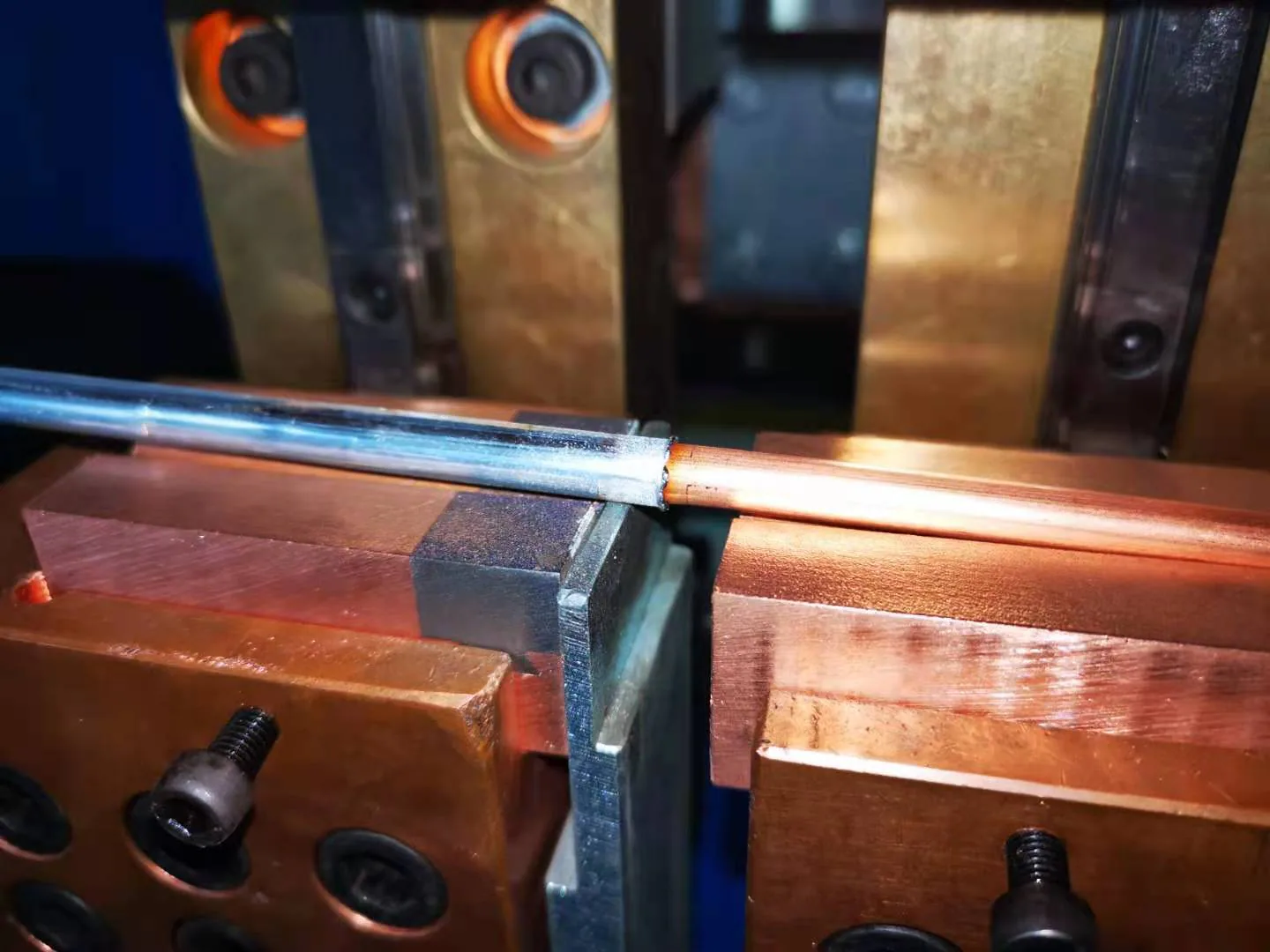 The relationship between resistance and pressure in resistance welding